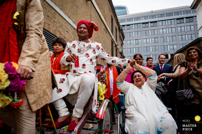 Fotografía de boda de Londres, Reino Unido que muestra la llegada del novio