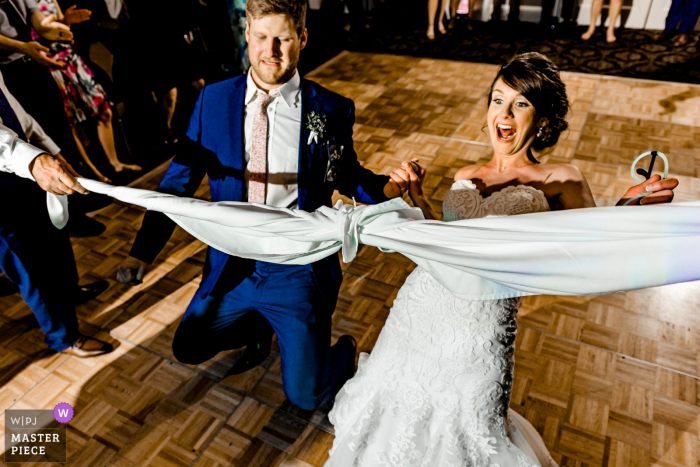 Foto: <a href="https://www.wpja.com/contests/2019-v07/best-wedding-photographers/2498571"> Laura Robinson - Delano Minnesota </a> Epische Schwebe der Braut und des Bräutigams auf der Tanzfläche am Minneapolis-Golfclub, Minneapolis, Mangan