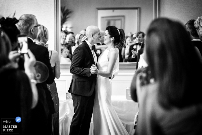 Foto por: <a href="https://www.wpja.com/contests/2019-v07/best-wedding-photographers/2499106"> Stefano Ferrier - Paderno Dugnano Milano </a> Foto de la boda de Faithlegg House Hotel & Golf Resort: un momento sincero después de la ceremonia y los invitados aclaman en el espejo