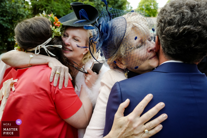 Foto por: <a href="https://www.wpja.com/contests/2019-v07/best-wedding-photographers/2501981"> William Lambelet - Montpellier </a> Fon de Rey, Pomerols, Francia Foto de amor familiar de abrazos y besos después de la ceremonia