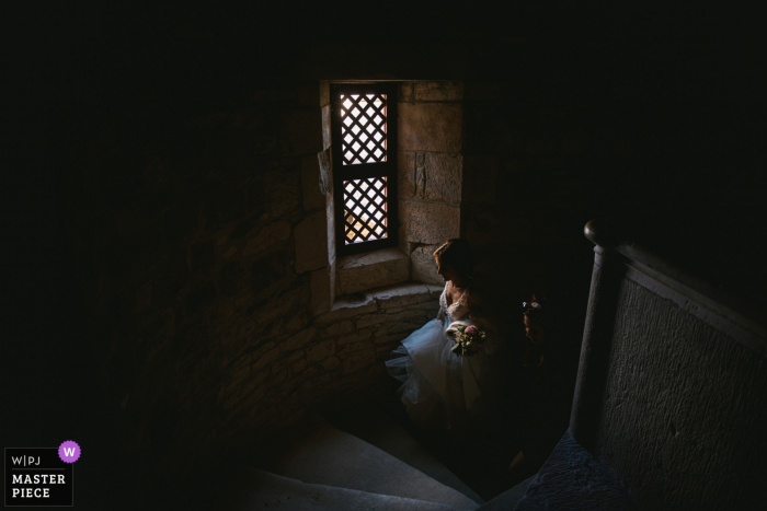 Foto von: <a href="https://www.wpja.com/contests/2019-v07/best-wedding-photographers/2502131"> Ambre Peyrotty - Les Sarraix </a> Cloître de Carennac, Frankreich Foto der Braut zu Fuß zum Empfangsort
