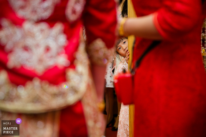 Photo by: <a href="https://www.wpja.com/contests/2019-v07/best-wedding-photographers/2502191">Xin Liu - Fuzhou </a> Fujian Fuzhou Wedding Photography of Little girl peeking at the bride
