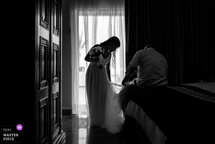 Zdjęcie: <a href="https://www.wpja.com/contests/2019-v07/best-wedding-photographers/2502316"> Juan Carlos Calderon - Puerto Vallarta Jalisco </a> Velas Vallarta Resort, Puerto Vallarta, Meksyk. - Ojciec panny młodej mocujący sukienkę.