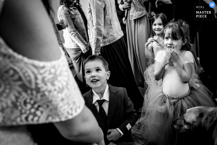 Foto von: <a href="https://www.wpja.com/contests/2019-v07/best-wedding-photographers/2502486"> Bobbi Barbarich - Nelson British Columbia </a> Hochzeitsfotografie von Fruitvale BC - Blumenmädchen und Ringträger sehen Braut