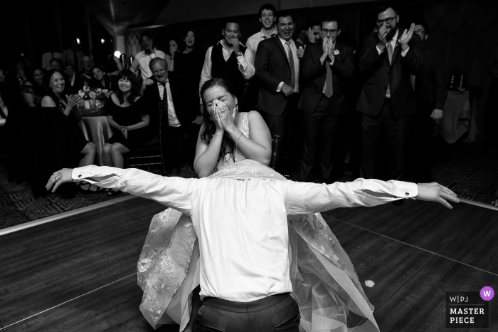 Foto: <a href="https://www.wpja.com/contests/2019-v07/best-wedding-photographers/2502621"> Matt Theilen - South Lake Tahoe, Kalifornien </a> Empfangsfotografie im Edgewood, Lake Tahoe, NV - Der Bräutigam holt das Strumpfband freihändig heraus.