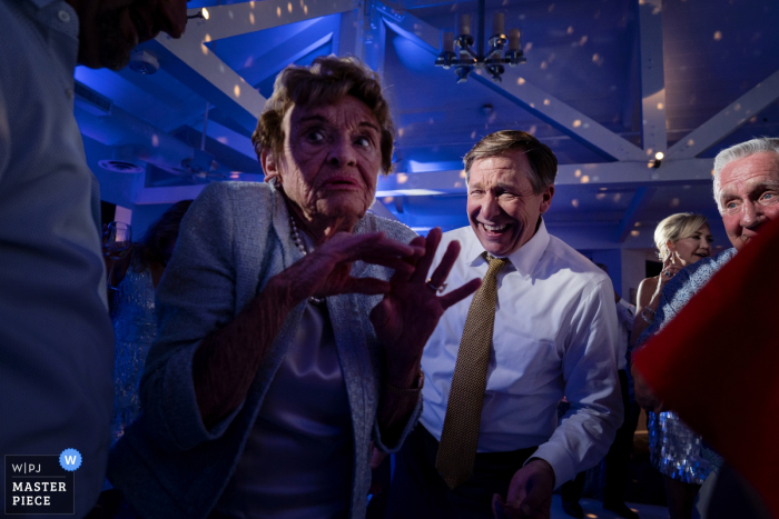 Foto: <a href="https://www.wpja.com/contests/2019-v07/best-wedding-photographers/2502716"> Julie Ambos - Key West Florida </a> Das Hyatt Florida Hochzeitsfotografie - Oma von der Tanzfläche gezeichnet ...