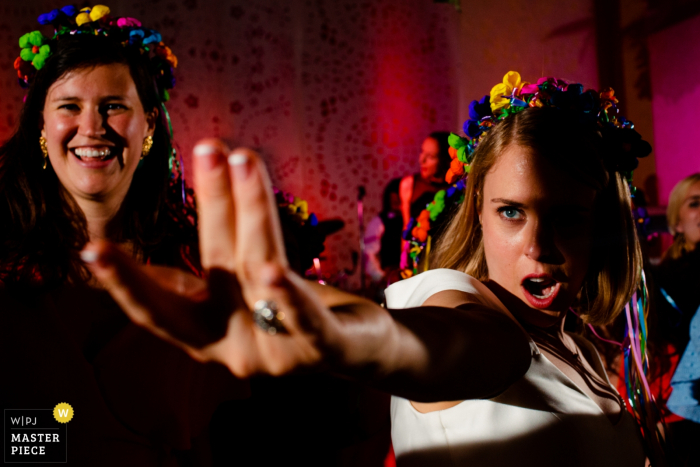 Foto de recepção de casamento no Country Club da Península de Monterey - noiva "lâmpada de Aladim" na pista de dança.