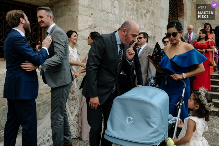 Foto por: <a href="https://www.wpja.com/contests/2019-v07/best-wedding-photographers/2502901"> Nikhol Esteras - Oaxaca de Juárez Oaxaca </a> Fotografía después de la ceremonia en Santo Domingo de Guzmán, Oaxaca, México | Invitada de boda hushing niña junto a un bebé durmiendo