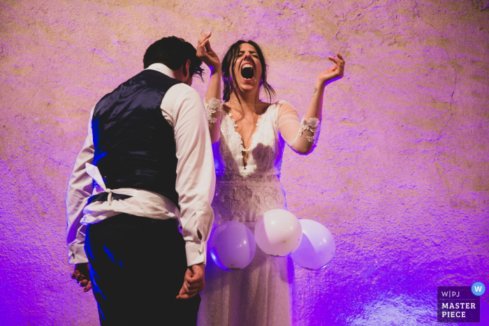 Photo: <a href="https://www.wpja.com/contests/2019-v07/best-wedding-photographers/2503306"> Alice Franchi - Pescia Pistoia </a> Les mariés jouent un jeu idiot lors de leur réception à Montecarlo avec cette photo de mariage composée par un photographe de Pistoia, en Toscane.