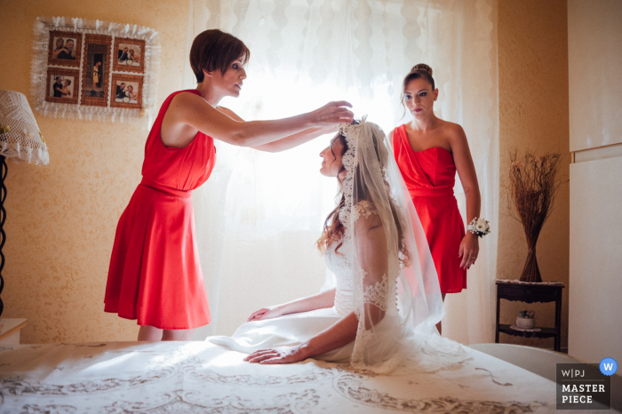 Photo by: <a href="https://www.wpja.com/contests/2019-v07/best-wedding-photographers/2504221">Mauro Santoro - Berlin Berlin</a> Reggio Calabria - Royal Garden Wedding Photography | The bridesmaid arranges the veil of her best friend