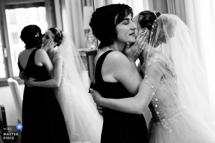 Zdjęcie: <a href="https://www.wpja.com/contests/2019-v07/best-wedding-photographers/2504271"> Daniele Borghello - Padova </a> Zdjęcie przed ceremonią w Kościele w Padwie Emocje i refleksje panny młodej