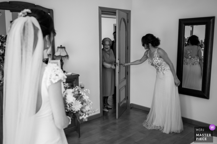 Foto door: <a href="https://www.wpja.com/contests/2019-v07/best-wedding-fotografen/2504551"> Pedro Volana - Jaen Jaen </a> Jaén - Casería de las Palmeras Huwelijksfotografie | Terwijl de bruid zich aankleedde, ontving ze het bezoek van haar grootmoeder, haar blik op het zien van haar zal een eeuwige herinnering zijn