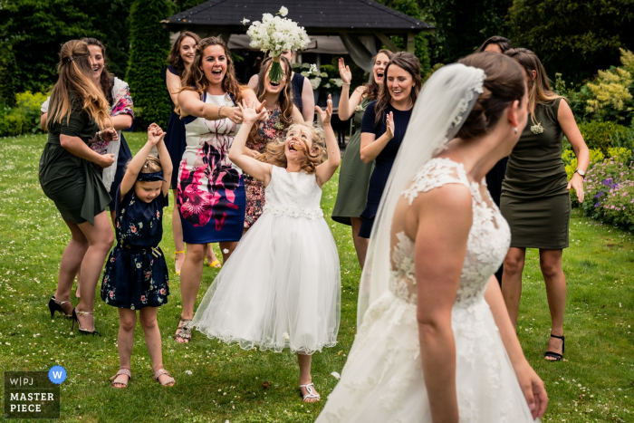 Photo by: <a href="https://www.wpja.com/contests/2019-v07/best-wedding-photographers/2505091">Caroline Elenbaas - Heijningen Noord Brabant</a> Lickebaertshoeve, Maasland wedding photograph showing throwing the bouquet and the bridesmaid is catching it.