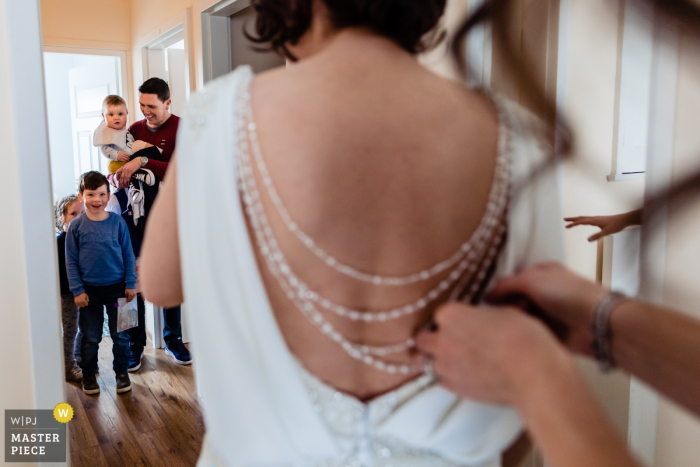 Photo: <a href="https://www.wpja.com/contests/2019-v07/best-wedding-photographers/2506881"> Annie Kheffache - Dun Laoghaire Dublin </a> Medley, photographe de Dublin - Des nièces et des neveux voient la mariée s'habiller avant une cérémonie de mariage en Irlande