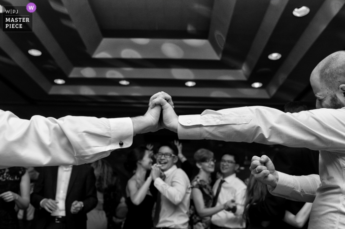 Photo: <a href="https://www.wpja.com/contests/2019-v07/best-wedding-photographers/2507856"> Tara Theilen - Carson City dans le Nevada </a> Granlibakken, Tahoe City, CA Réception de mariage Photo du marié et fête entre amis à la réception sur la piste de danse.