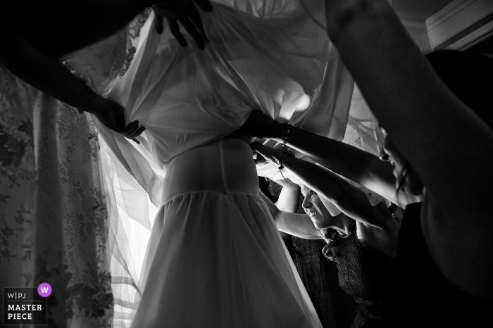 Bentley Science Park, fotógrafo de casamento de Minden Nevada | Mãe e irmãs ajudando com o vestido da noiva.