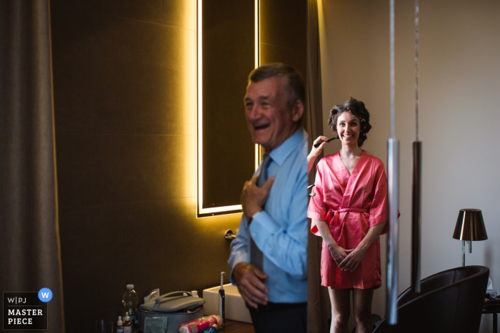 Photo by: <a href="https://www.wpja.com/contests/2019-v08/best-wedding-photographers/2509896">Alessandro Arena - Tradate Varese</a> Villa Canton Trescore Balneario Wedding Venue Photos of Father and bride in the mirror