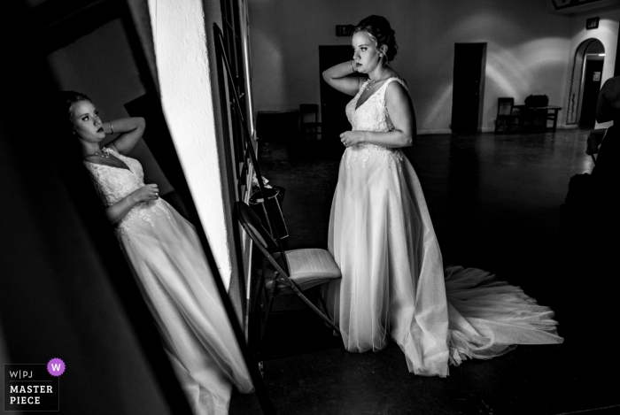 Foto por: <a href="https://www.wpja.com/contests/2019-v08/best-wedding-photographers/2511071"> Laura Segall - Phoenix Arizona </a> La novia se mira en el espejo antes de la ceremonia en Desert Botanical Garden en esta foto premiada en blanco y negro compuesta por un fotógrafo de bodas de Phoenix, AX.