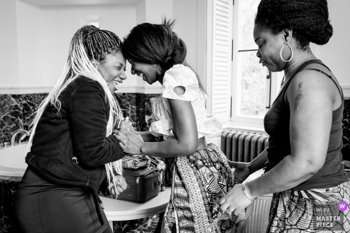 Photo by: <a href="https://www.wpja.com/contests/2019-v08/best-wedding-photographers/2514046">Sybil Rondeau - Nantes </a> Château d'Azy wedding photograph showing fun between the bride and her sister while getting ready for ceremony