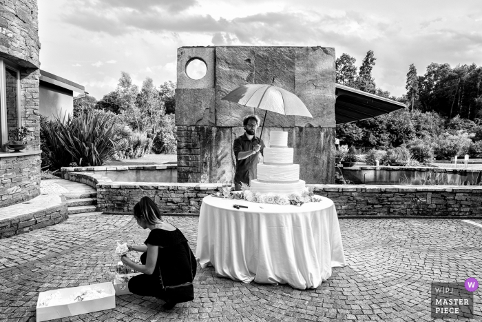Foto por: <a href="https://www.wpja.com/contests/2019-v08/best-wedding-photographers/2515611"> Michela Bocciarelli - Milano Milano </a> El pastel de bodas está listo y esperando en Le Pinete, Viggiù, en esta foto en blanco y negro del galardonado fotógrafo de bodas de Milán, Lombardía.