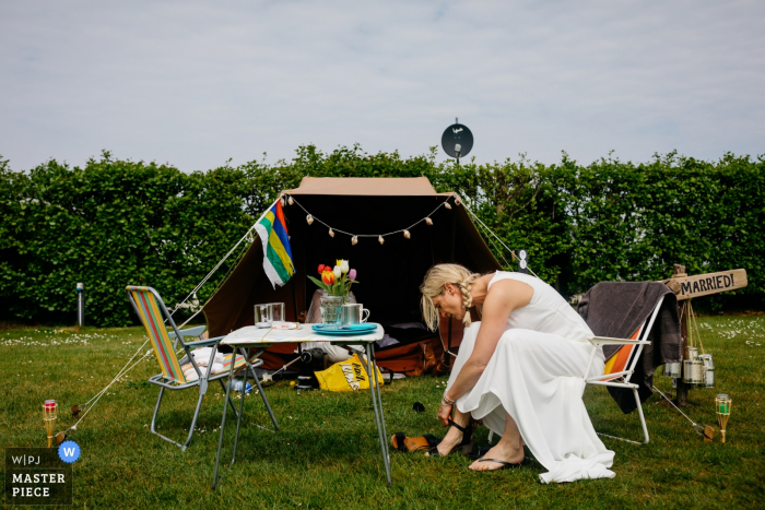 Photo by: <a href="https://www.wpja.com/contests/2019-v08/best-wedding-photographers/2516441">Leonard Walpot - Utrecht Utrecht</a> Therschelling wedding photograph of the bride getting ready at the camping tent