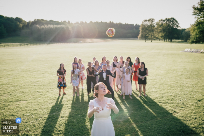 Foto von: <a href="https://www.wpja.com/contests/2019-v08/best-wedding-photographers/2517346"> Maxime Desessard - Paris </a> Domaine de la Butte Ronde Hochzeitsfotografie von Blumen, die von der Braut draußen geworfen werden