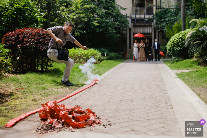 Photo by: <a href="https://www.wpja.com/contests/2019-v08/best-wedding-photographers/2518976">Tony Lau - FuZhou </a> Fuzhou, Fujian, China Wedding Day Photographer. The elders of the groom set off firecrackers to welcome the bride and groom.
