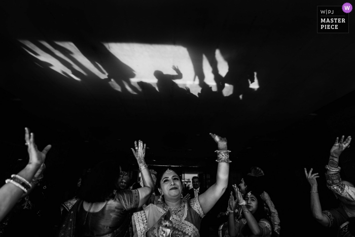 Zdjęcie: <a href="https://www.wpja.com/contests/2019-v08/best-wedding-photographers/2519651"> Geeshan Bandara - Rajagiriya Western </a> Dubai, UAE Wedding Photographer | Rodzina pana młodego opuszczająca dom w celebracjach