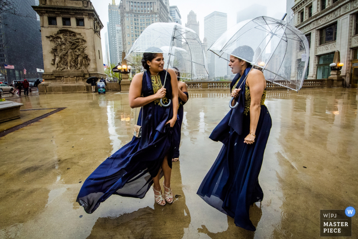 Foto door: <a href="https://www.wpja.com/contests/2019-v08/best-wedding-fotografen/2519986"> Milan Lazic - Chicago Illinois </a> drijvende galerij chicago trouwfoto van bradesmaids die in de regen staan