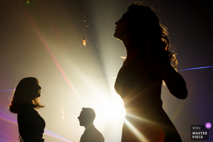 Padurile Regale Trouwfotografie - Mensen dansen tijdens het feest van de receptie