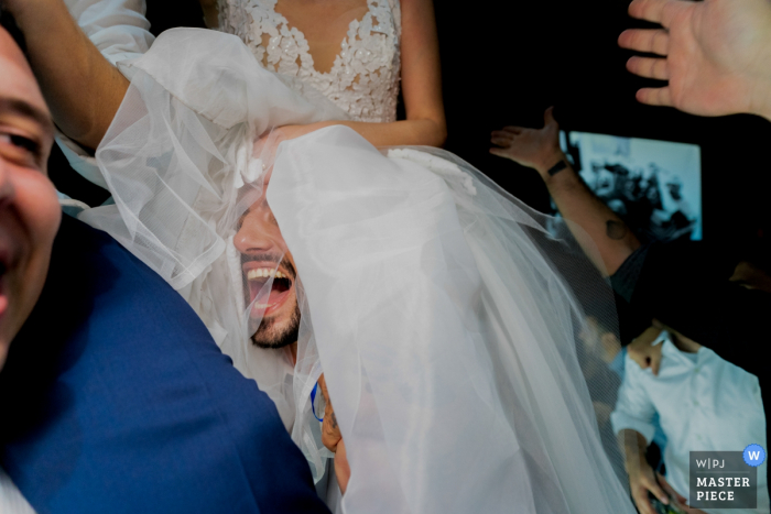 Allegro Buffet - São Caetano do Sul - Fotografia di matrimonio - La sposa sulle spalle di un ospite e l'altro che porta lo sposo