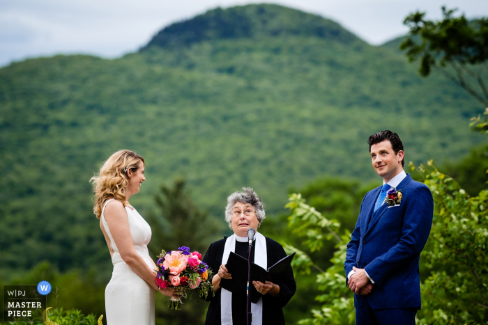 Foto: <a href="https://www.wpja.com/contests/2019-v08/best-wedding-photographers/2520746"> Megan Hannah - Lincoln Vermont </a> Marble House Project (Dorset, Vermont) - Hochzeitsfotos - Officiant reagiert auf beginnenden Regen während der Zeremonie. VT und CT Hochzeitsfotografie.