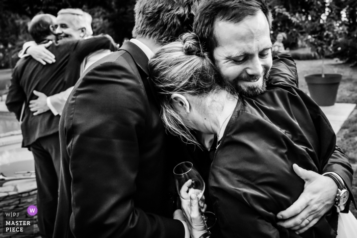 Foto door: <a href="https://www.wpja.com/contests/2019-v09/best-wedding-fotografen/2531086"> William Lambelet - Montpellier </a> Zwart-witte foto van familie die bij het huwelijk in Beziers, Frankrijk koestert