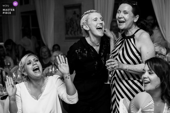 Castillo de Candie / Chambéry, Francia Lugar de la boda - Fotografía - Novia e invitados cantando juntos