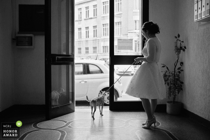 The Savona bride stood by an open door, leash in hand, eagerly awaiting her ride to the ceremony. Bagni Marea, Savona - Photo of the bride waiting for her pickup to the ceremony venue