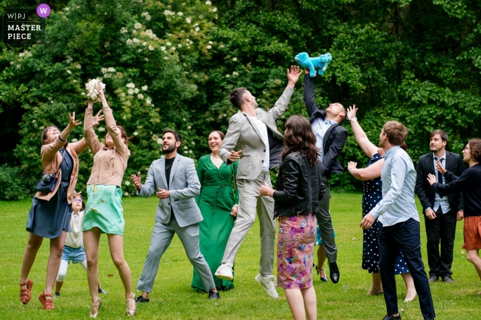 Photo by: <a href="https://www.wpja.com/contests/2019-v09/best-wedding-photographers/2533786">Sybil Rondeau - Nantes </a> Domaine des Forges Wedding Photo showing A double bouquet caught by guests.