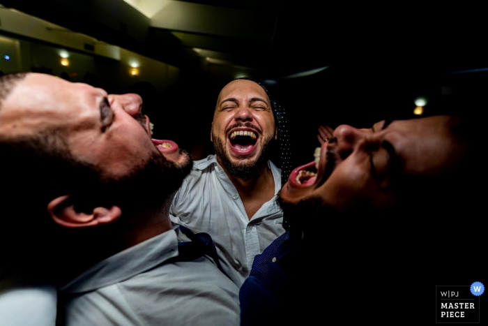 Photo: <a href="https://www.wpja.com/contests/2019-v09/best-wedding-photographers/2534211"> Eric Corbacho - São Caetano do Sul São Paulo </a> Le photographe de mariage de Santo André a capturé le marié et ses amis en train de chanter