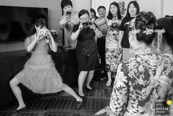 Photo: <a href="https://www.wpja.com/contests/2019-v09/best-wedding-photographers/2536461"> Xiaoye Sun - Pékin </a> Photo de mariage à Beijing montrant la mariée prise par ses invités à Beijing.