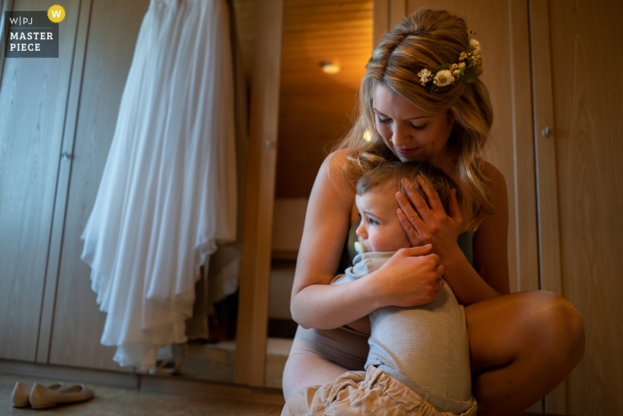 Photo: <a href="https://www.wpja.com/contests/2019-v09/best-wedding-photographers/2538336"> David Anton - Oberkirch </a> Mariages Freudenstadt - Un enfant va voir sa mère juste après son réveil