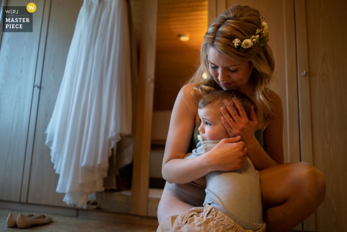 Bodas Freudenstadt - Niño yendo con su madre justo después de despertarse