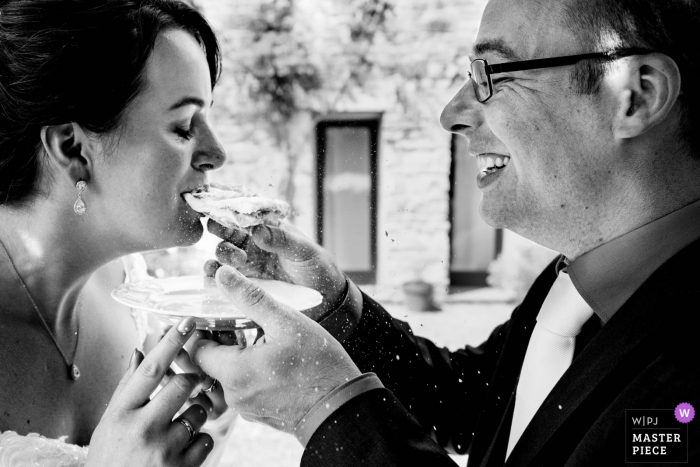 Photo by: <a href="https://www.wpja.com/contests/2019-v09/best-wedding-photographers/2538916">Natalja van Ommeren - Zwartewaal Zuid Holland</a> Italy - Borgo Petrograno - Barberino Val D'elsa Venue Photography - Taking a bite of the cake