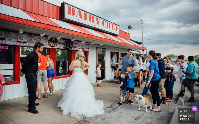 Photo: <a href="https://www.wpja.com/contests/2019-v09/best-wedding-photographers/2539846"> Andrea Bibeault - Omaha Nebraska </a> Indian Creek Country Club Elkhorn, NE - Plus de photos de jeunes mariés faisant la queue pour commander un cornet de crème glacée, et les petits garçons ont pensé que c'était à leur tour de passer commande!