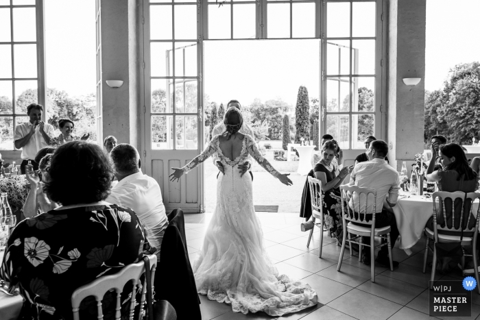 Hora da festa de recepção de casamento de Germignonville agora - fotografia em preto e branco