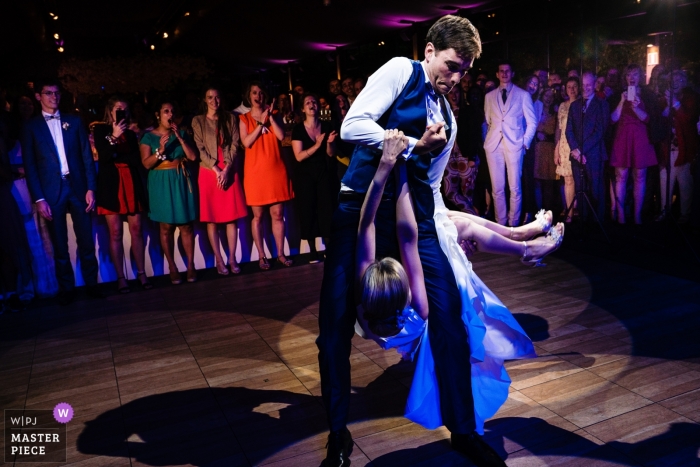 Fotografía de boda Kasteel Ter Block | Novio tirando a su novia por las piernas durante el primer baile