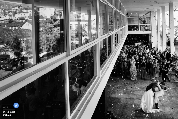 Recepção de casamento do hotel grande atirou de cima da noiva e noivo mergulhando e beijando