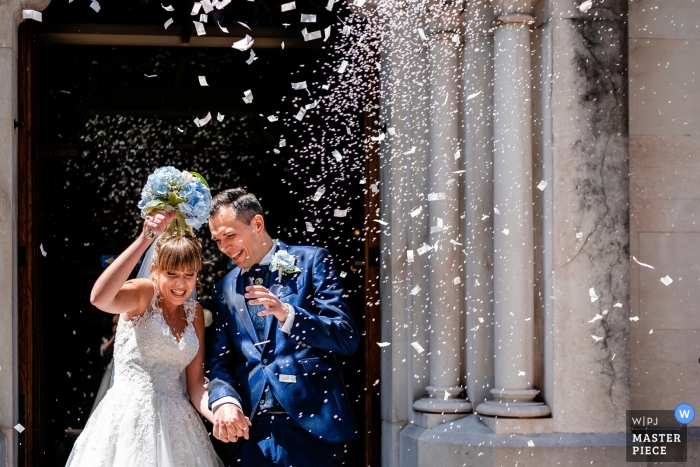 Arroz de Trieste e confete após a cerimônia da igreja - fotojornalismo de casamento