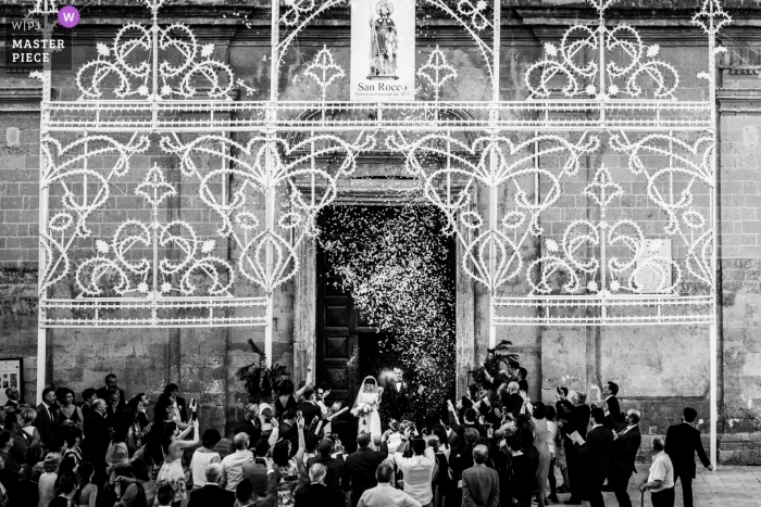 Foto: <a href="https://www.wpja.com/contests/2019-v10/best-wedding-photographers/2542714"> Federica Ariemma - Napoli Napoli </a> Hochzeitsfotografie in Apulien der Braut und des Bräutigams, welche die Zeremonie mit Gästen feiern.