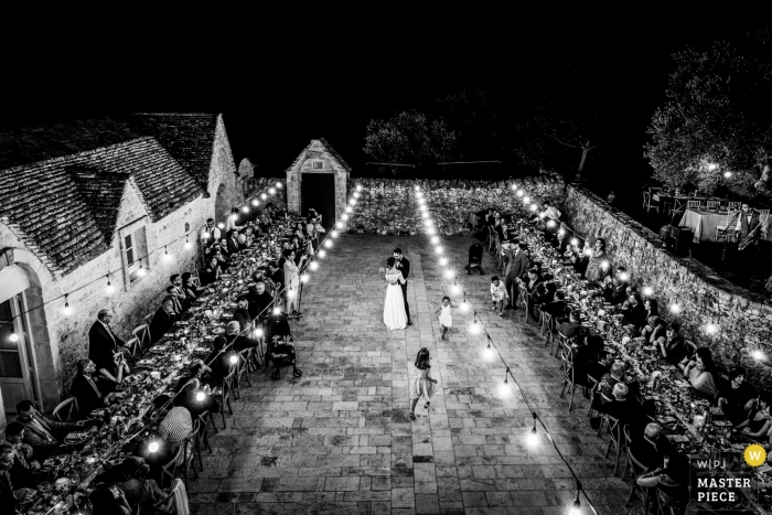 Zdjęcie: <a href="https://www.wpja.com/contests/2019-v10/best-wedding-photographers/2542716"> Federica Ariemma - Napoli Napoli </a> Apulia na zewnątrz wesele zdjęcia w nocy w czerni i bieli.
