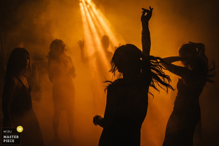 Foto door: <a href="https://www.wpja.com/contests/2019-v10/best-wedding-fotografen/2542755"> Matteo Lomonte - Gioia del Colle Bari </a> Puglia huwelijksreceptie dansfotografie onder geweldige DJ-verlichting.