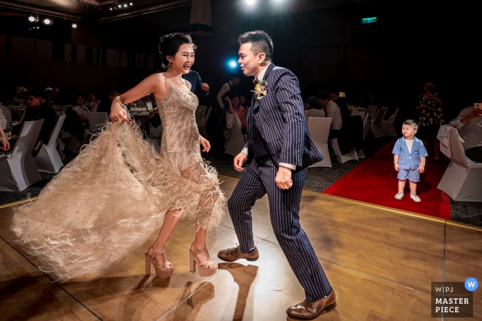Zdjęcie: <a href="https://www.wpja.com/contests/2019-v10/best-wedding-photographers/2542797"> Will Tee - Taipei City </a> Para tańczyła jako mąż i żona. W Le Méridien w Tajpej tańczył mały gość weselny.